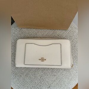 Coach White Leather Wallet Zip Around EUC